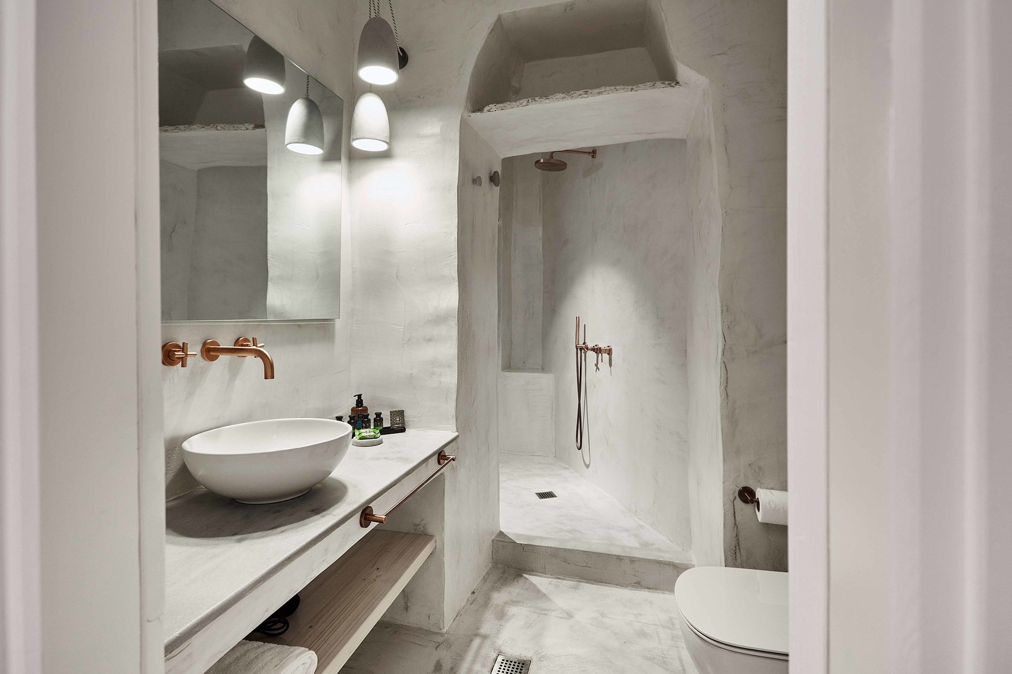 living theros luxury suites