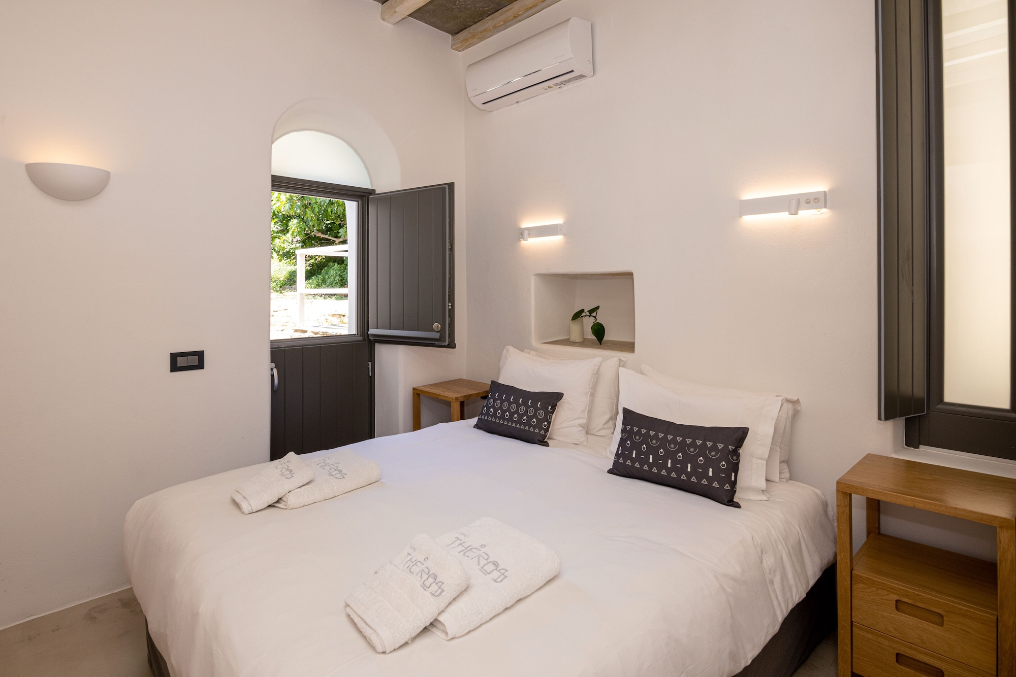 living theros luxury suites