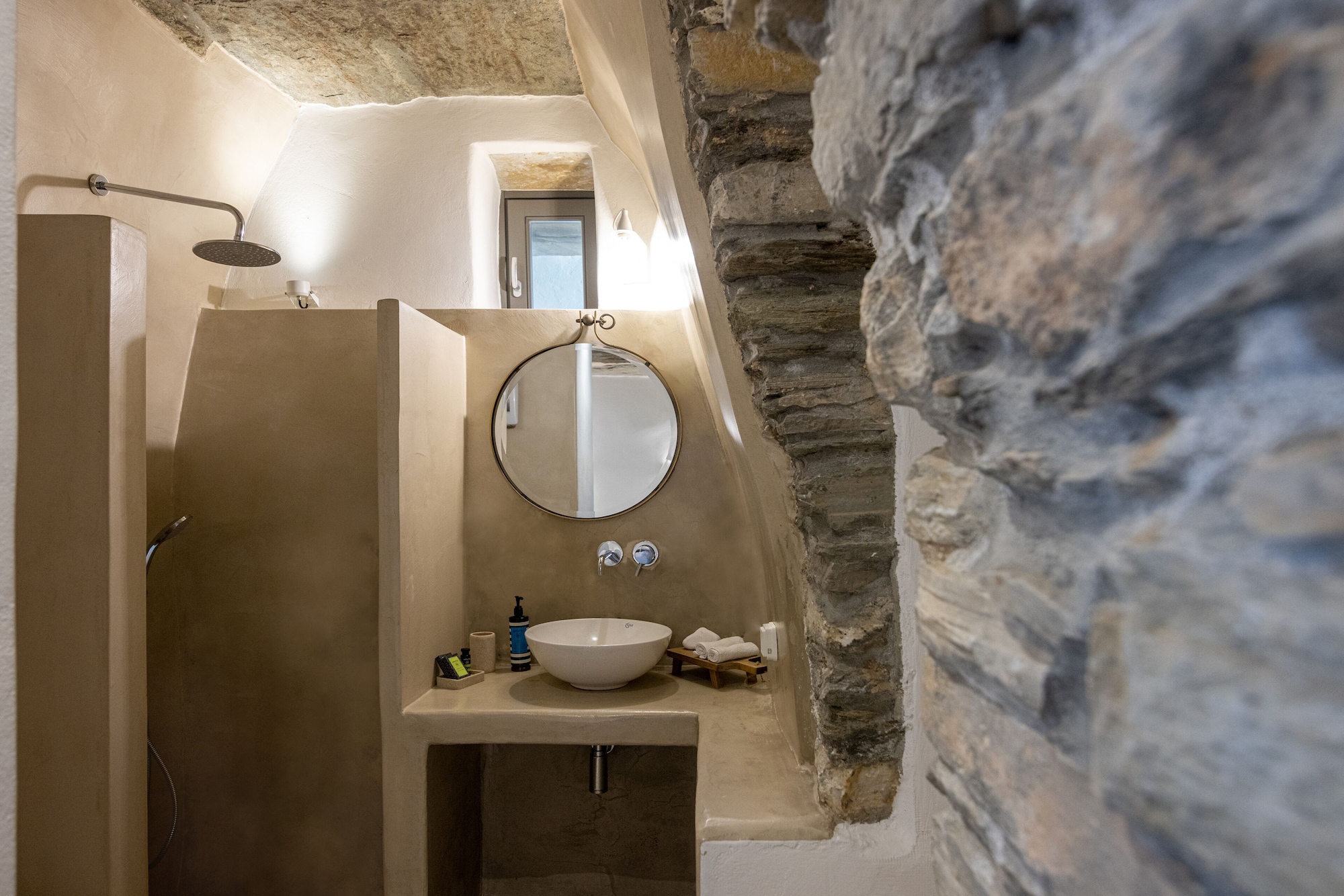 living theros luxury suites