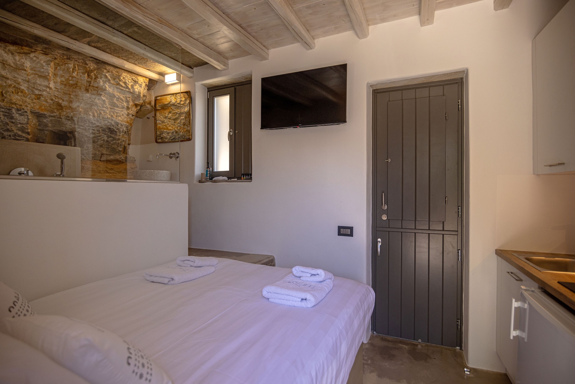 living theros luxury suites