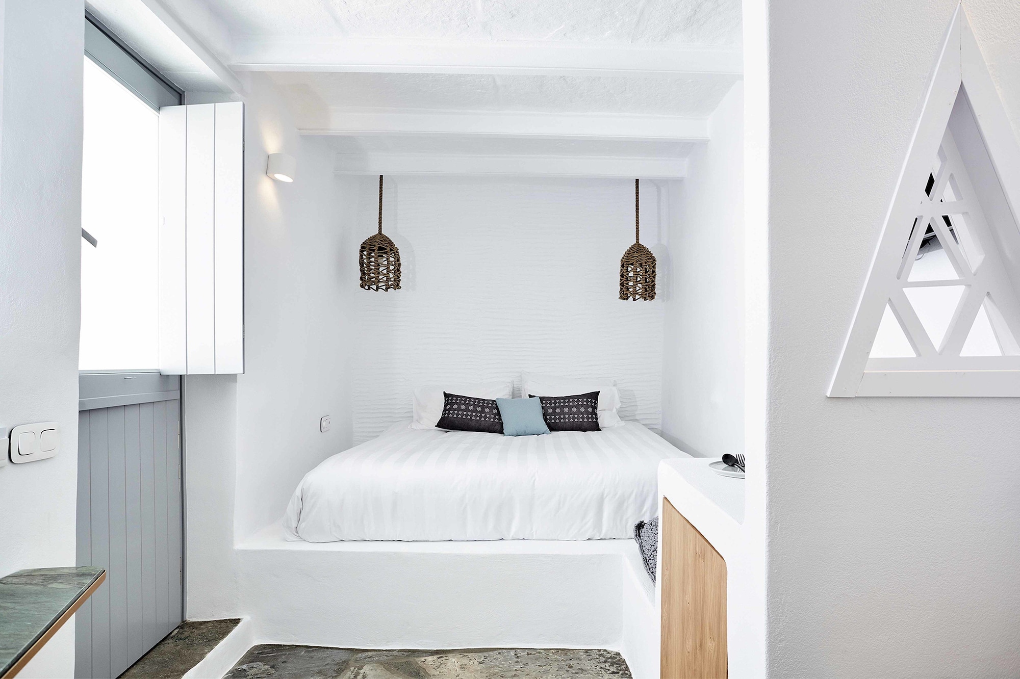 living theros luxury suites