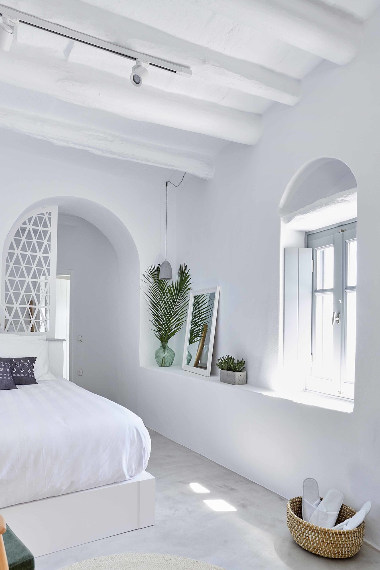 living theros luxury suites