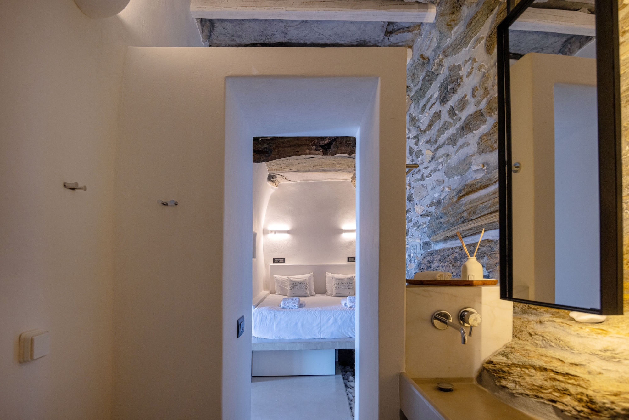 living theros luxury suites