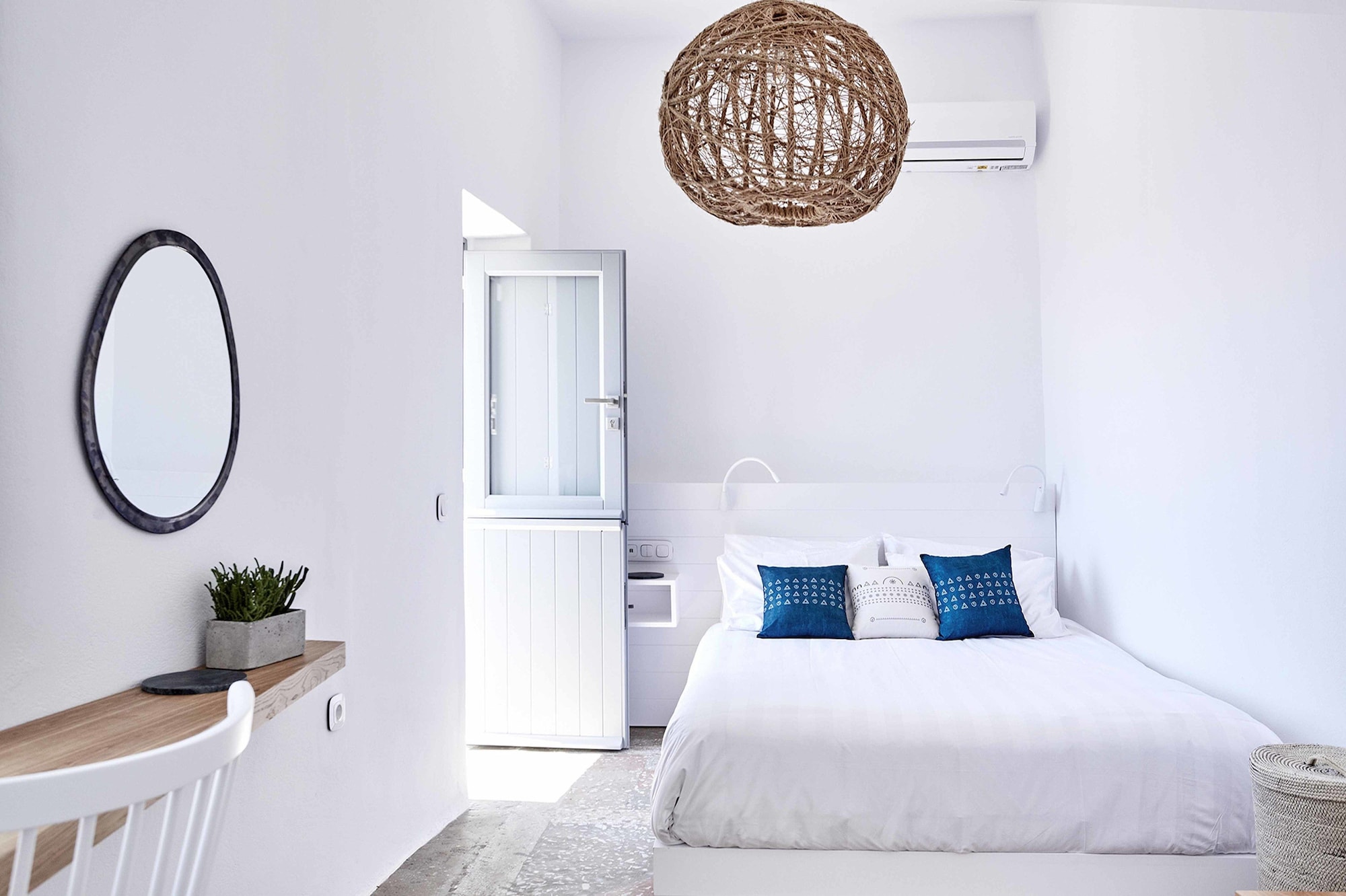 living theros luxury suites