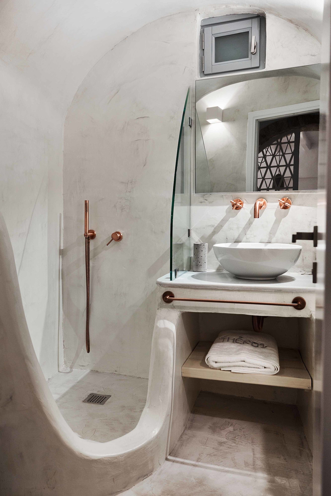 living theros luxury suites