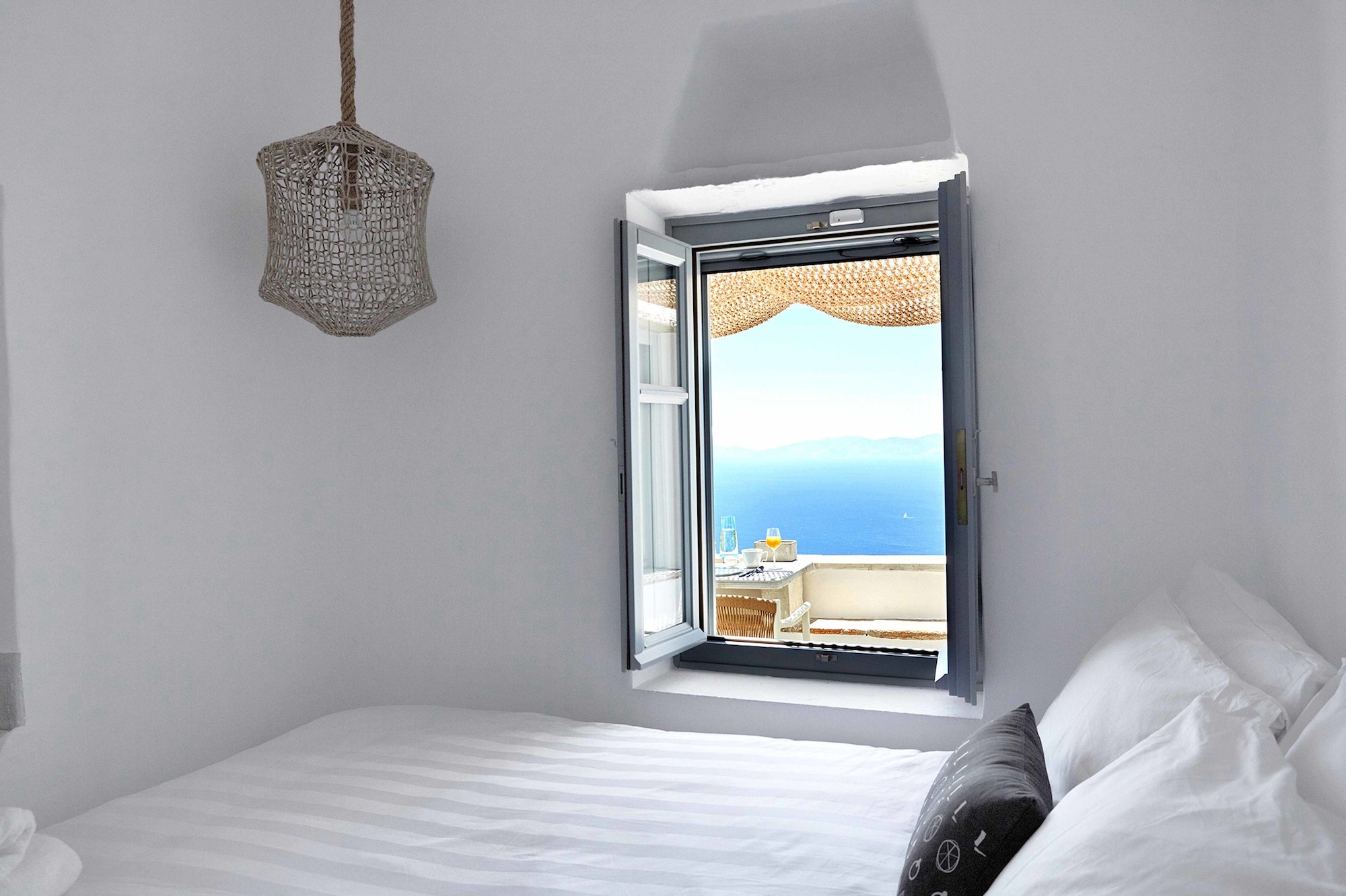 living theros luxury suites