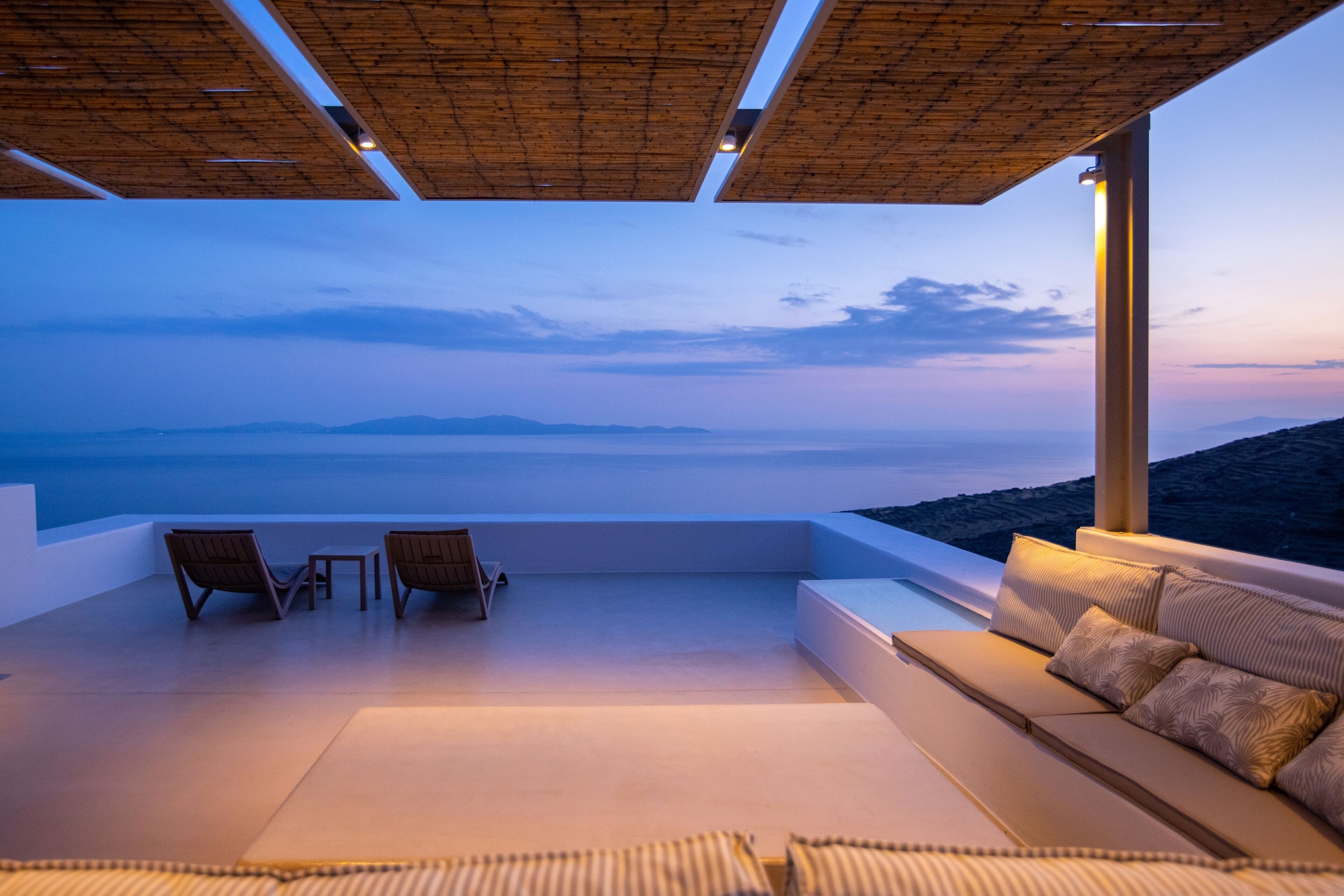living theros luxury suites