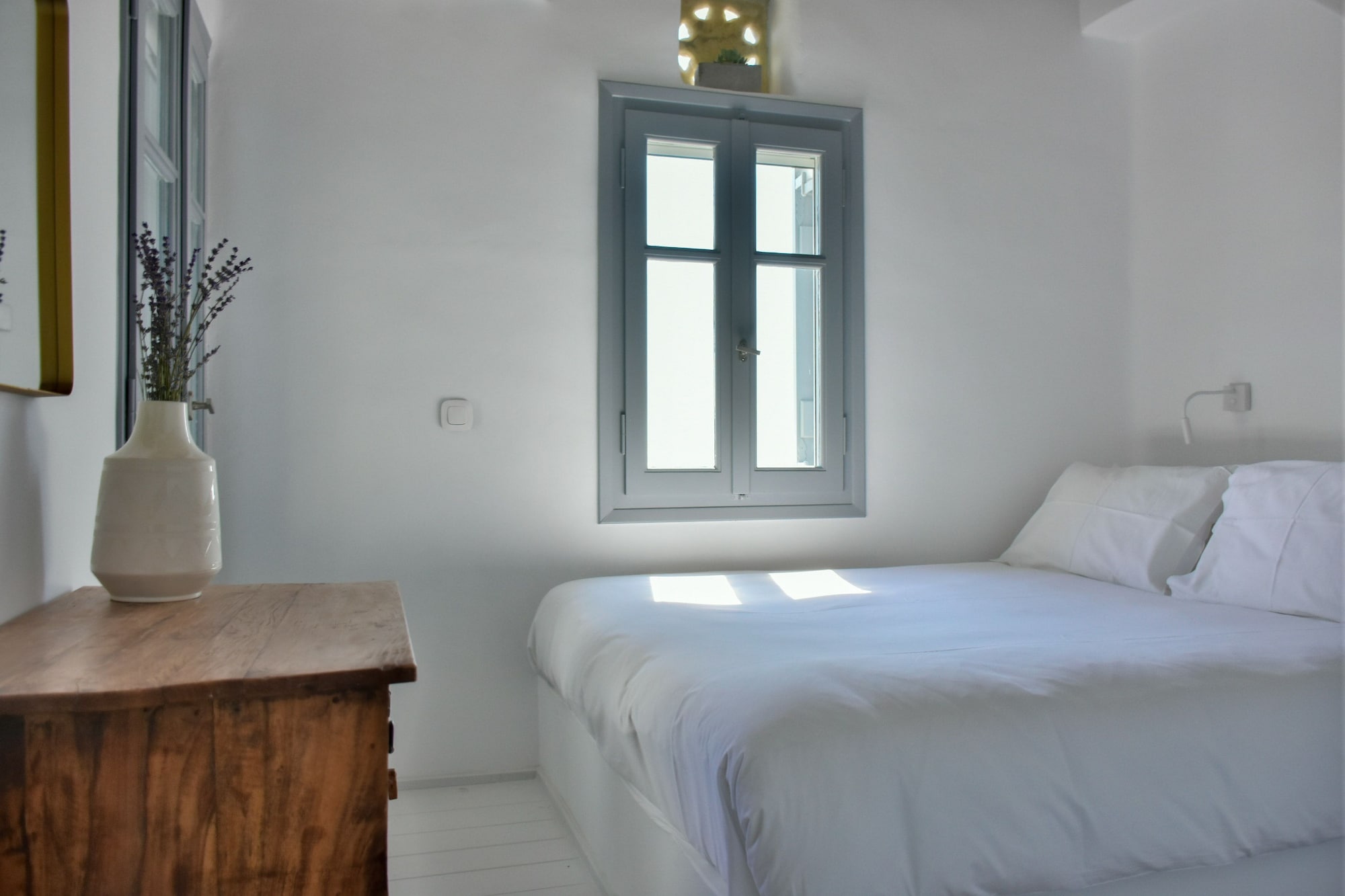 living theros luxury suites