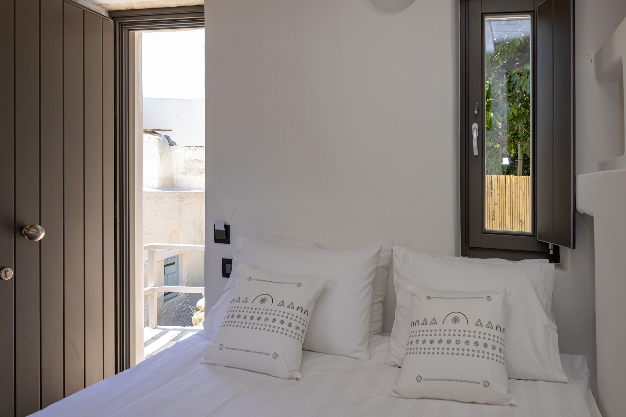 living theros luxury suites