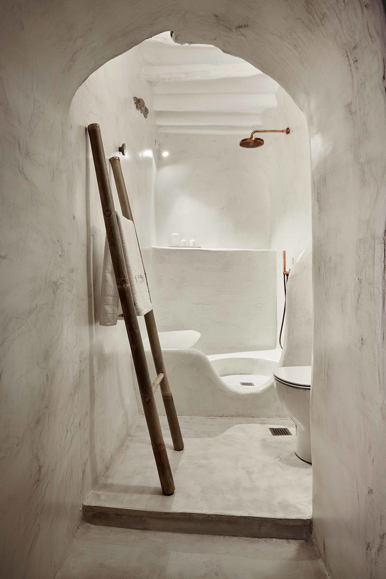 living theros luxury suites