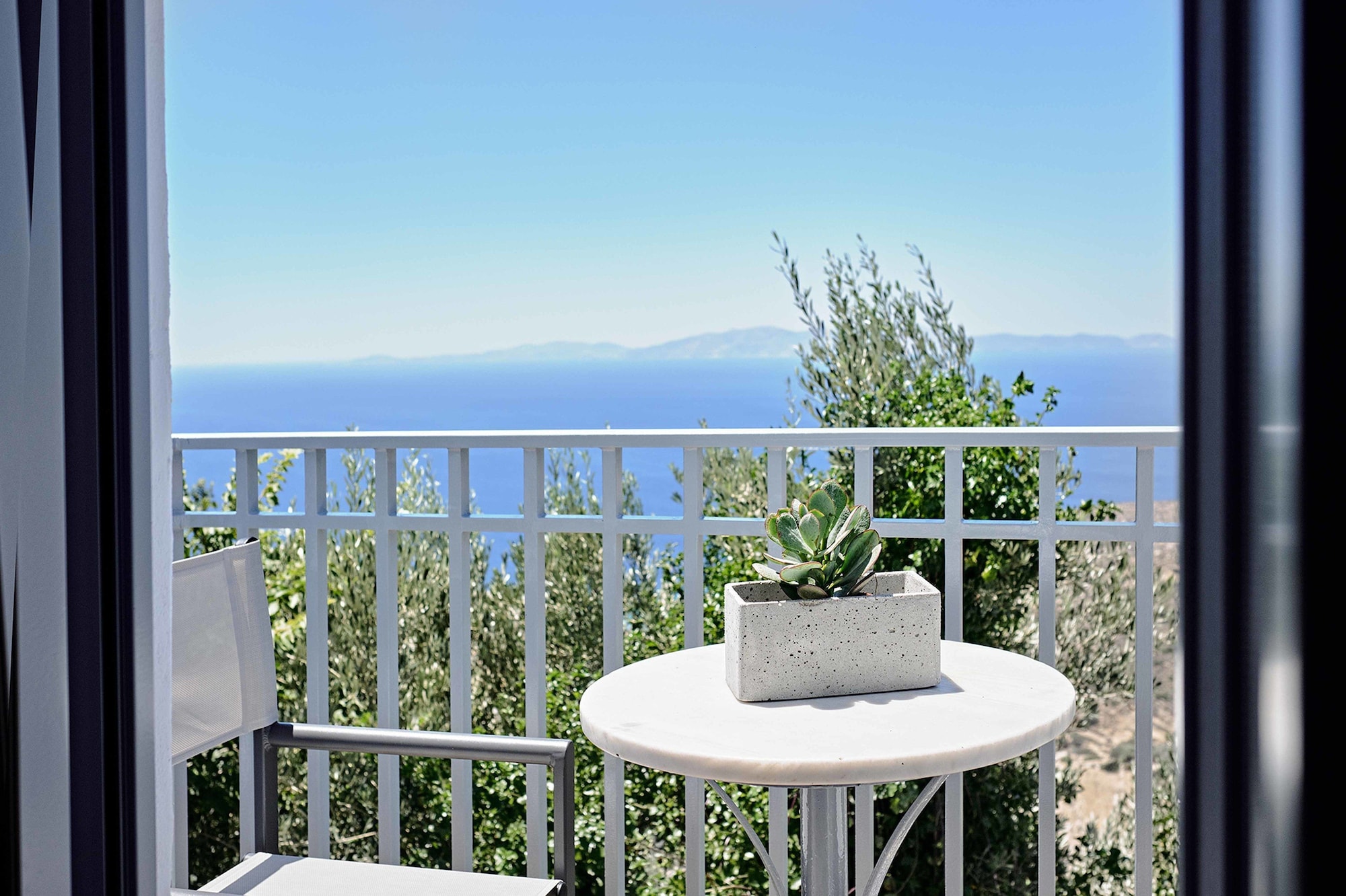 living theros luxury suites