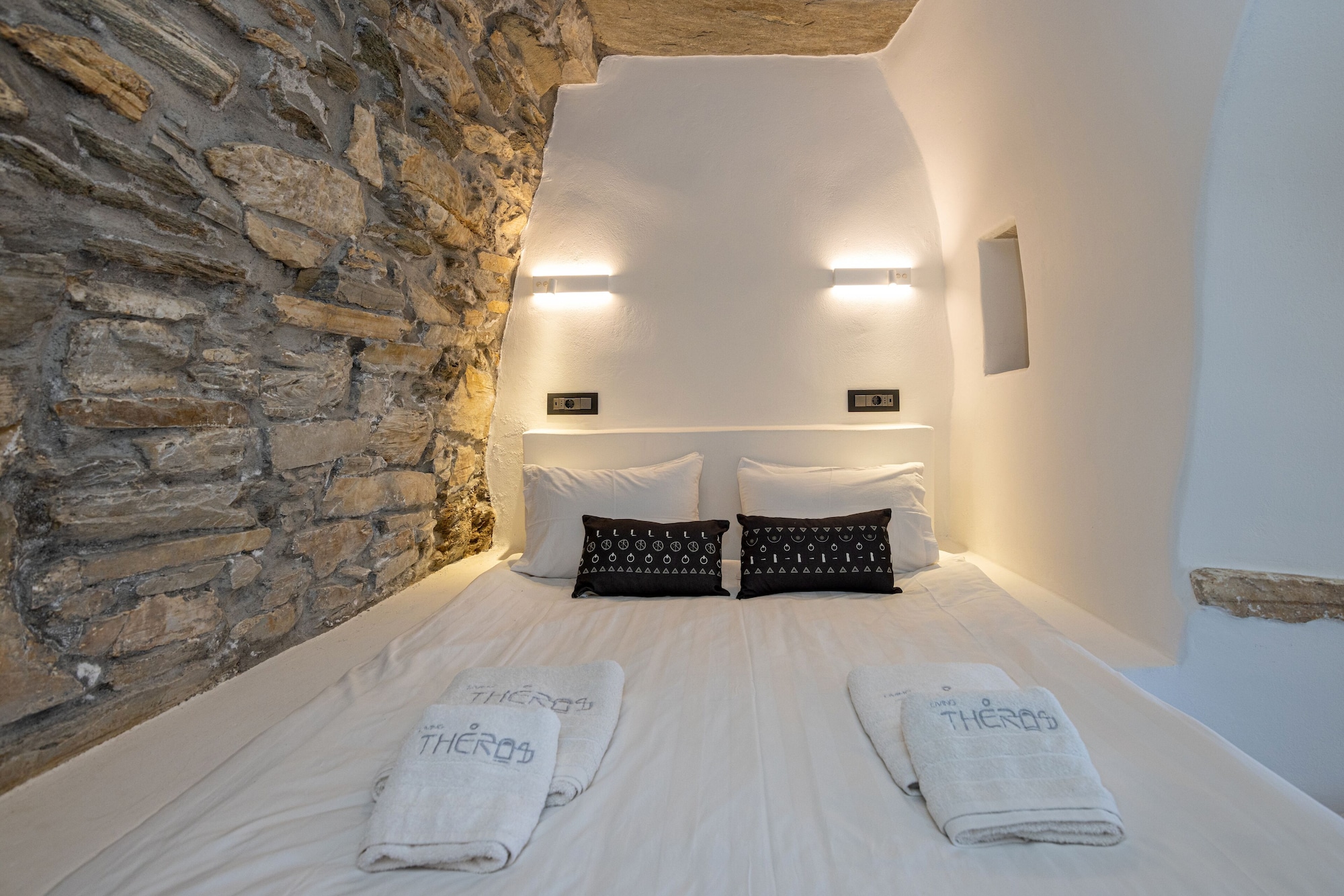 living theros luxury suites