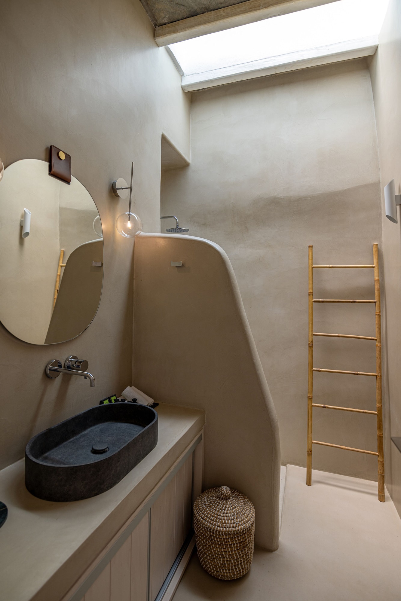 living theros luxury suites
