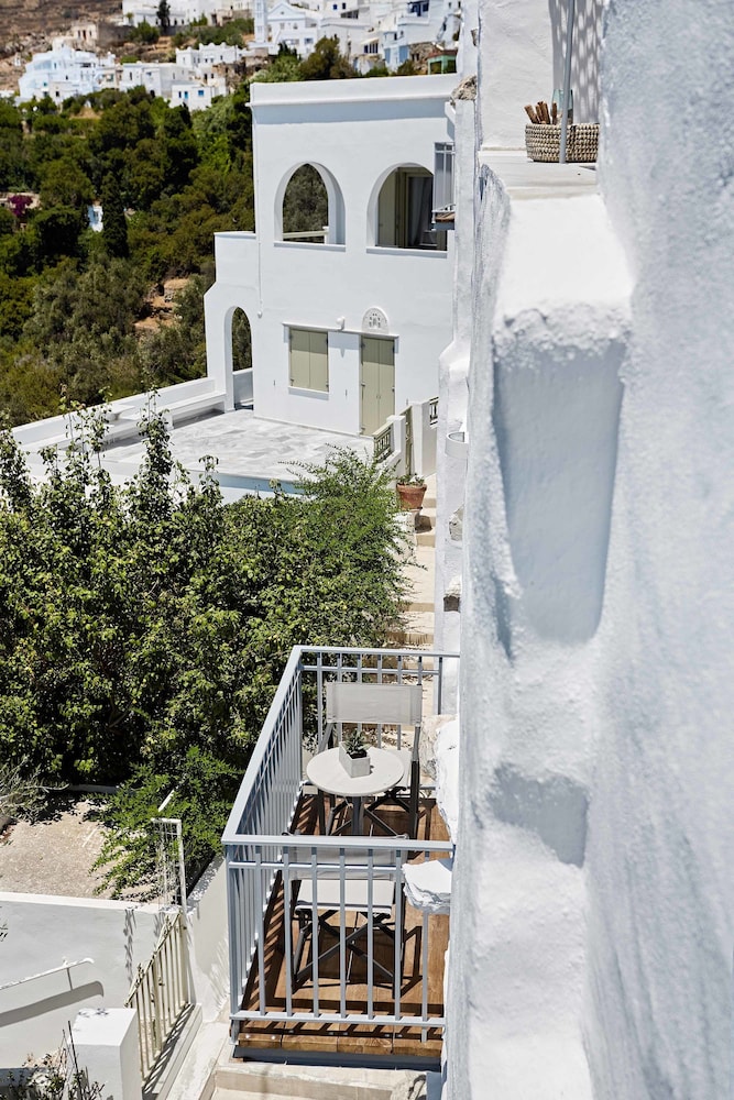 living theros luxury suites