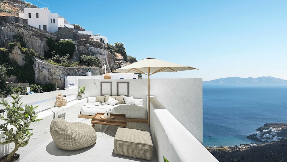 living theros luxury suites