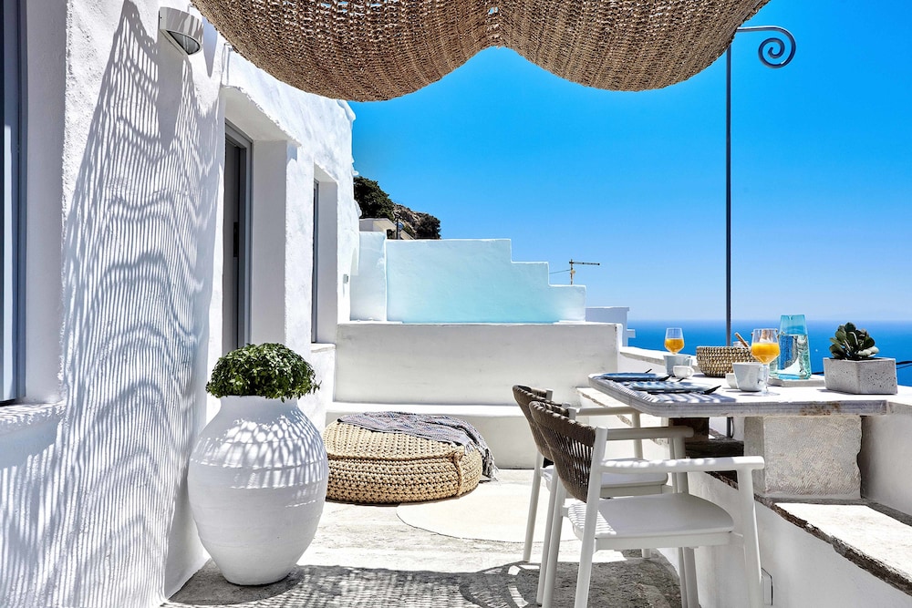 living theros luxury suites