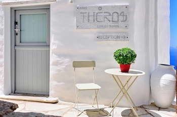 living theros luxury suites