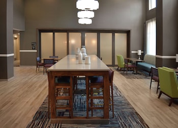hampton inn and suites philadelphia media