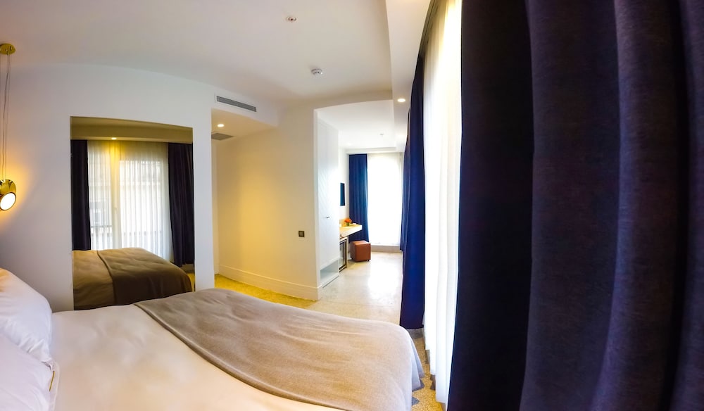 maroon tomtom