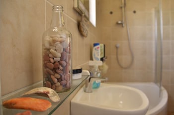 salty jackal backpackers and surf camp