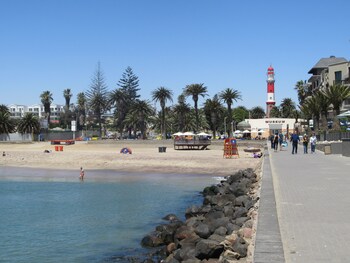 salty jackal backpackers and surf camp