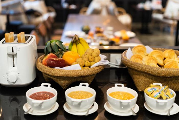 warm window silom hostel