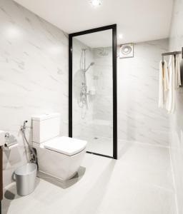 warm window silom hostel