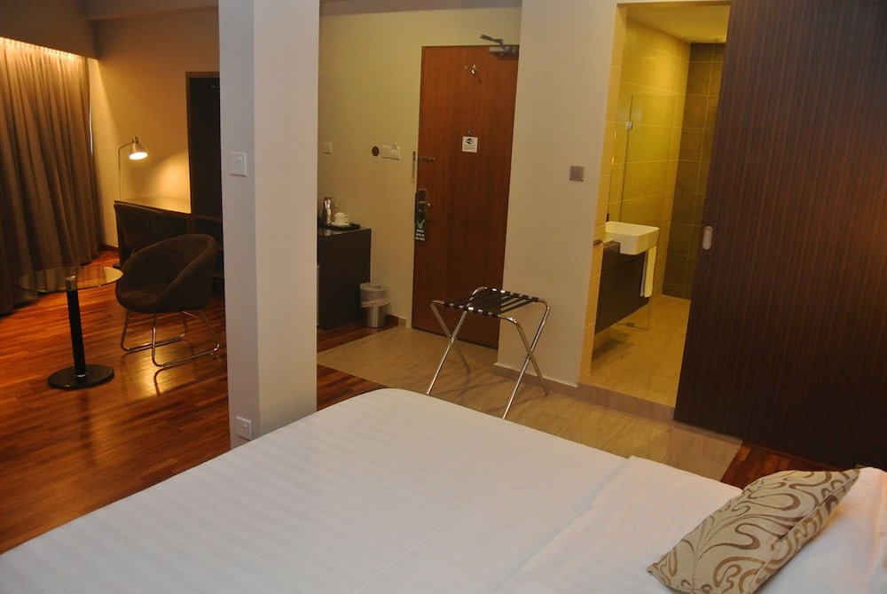 riverside boutique hotel and cafe