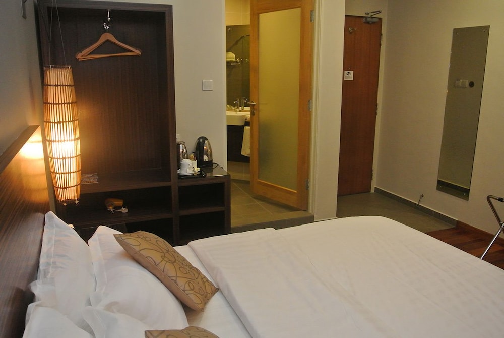 riverside boutique hotel and cafe