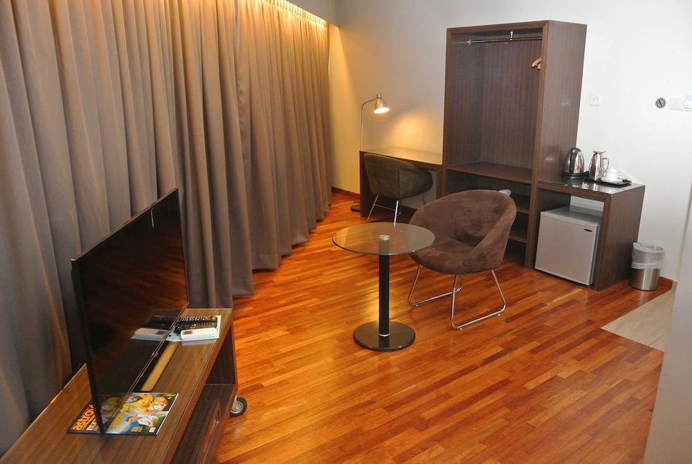 riverside boutique hotel and cafe