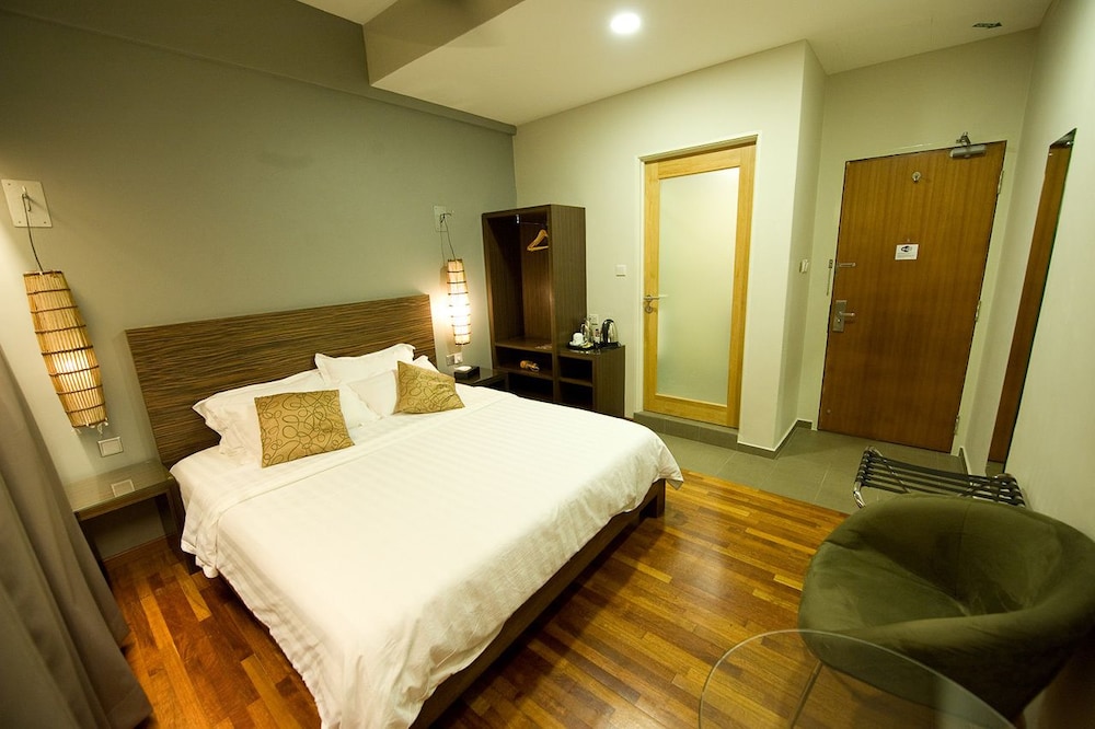 riverside boutique hotel and cafe