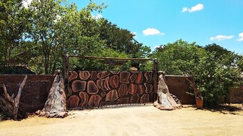 elephant trail guesthouse and backpackers