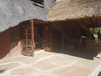 nyangombe safari lodge