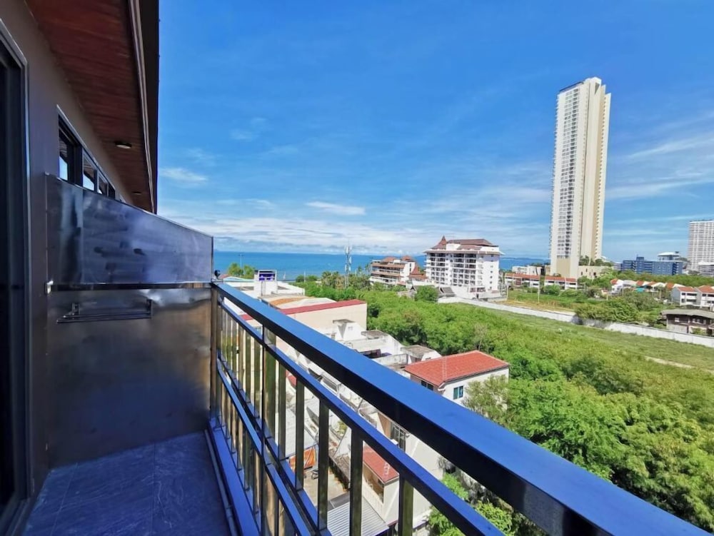 golden jomtien beach hotel