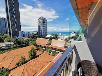 golden jomtien beach hotel