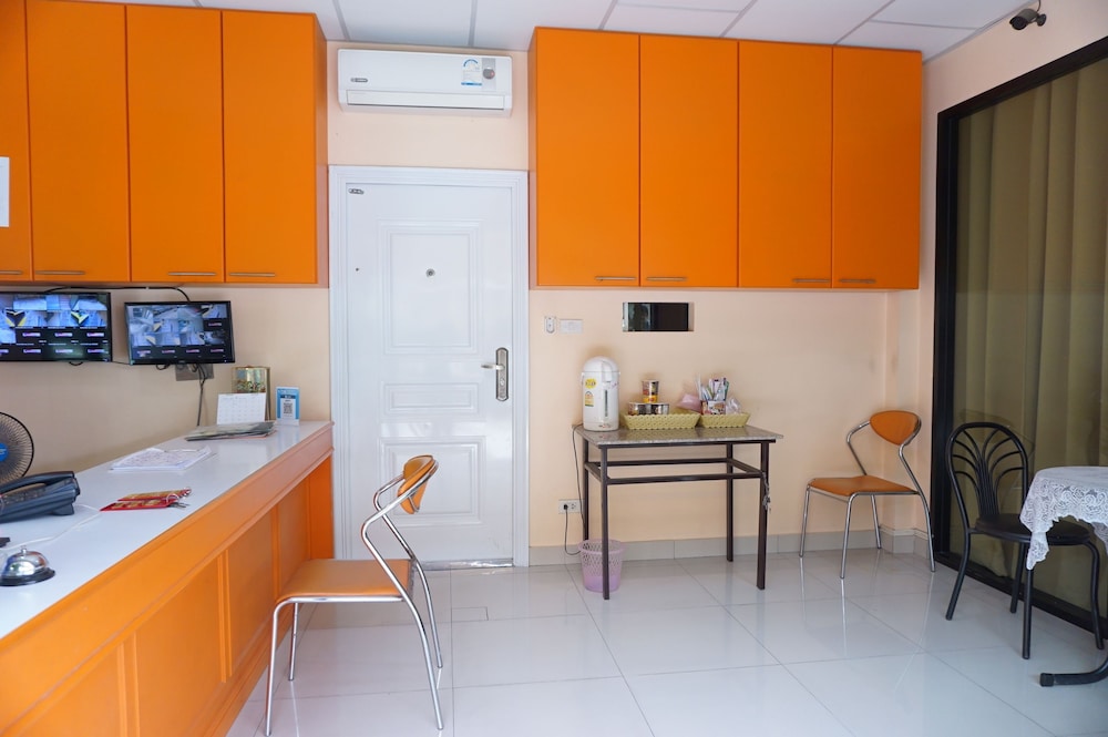 jirasin hotel and apartment