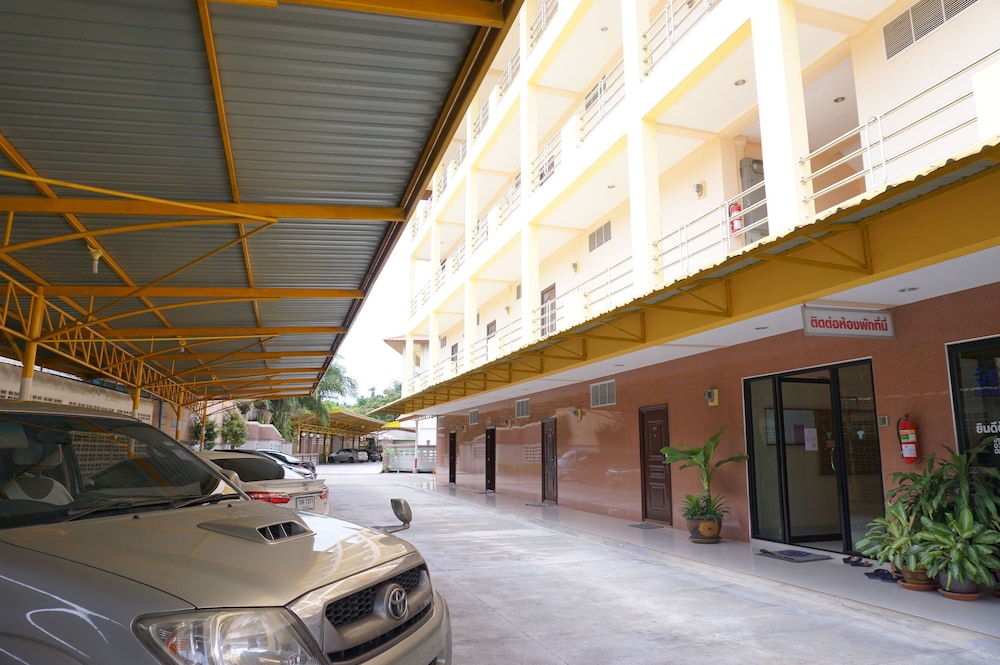 jirasin hotel and apartment