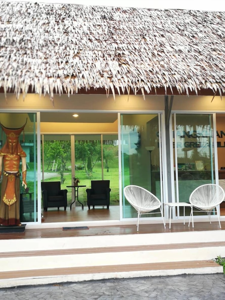 chiangkhan river green hill