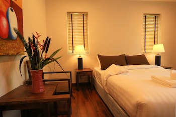 chiangkhan river green hill