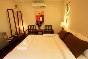 chiangkhan river green hill