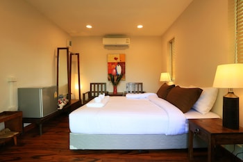 chiangkhan river green hill