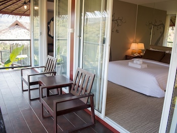 chiangkhan river green hill