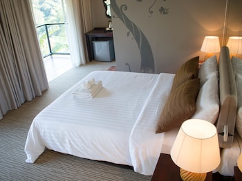 chiangkhan river green hill