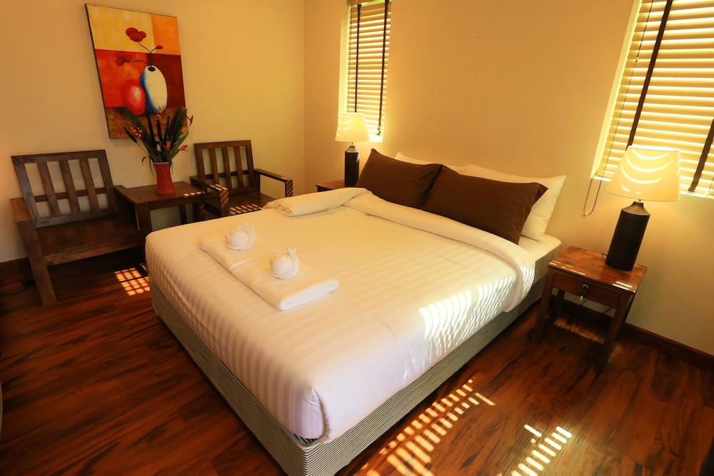 chiangkhan river green hill