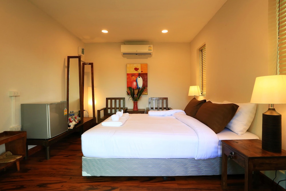 chiangkhan river green hill