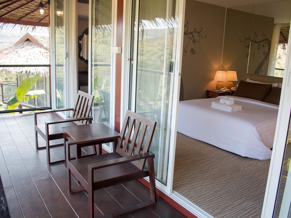 chiangkhan river green hill