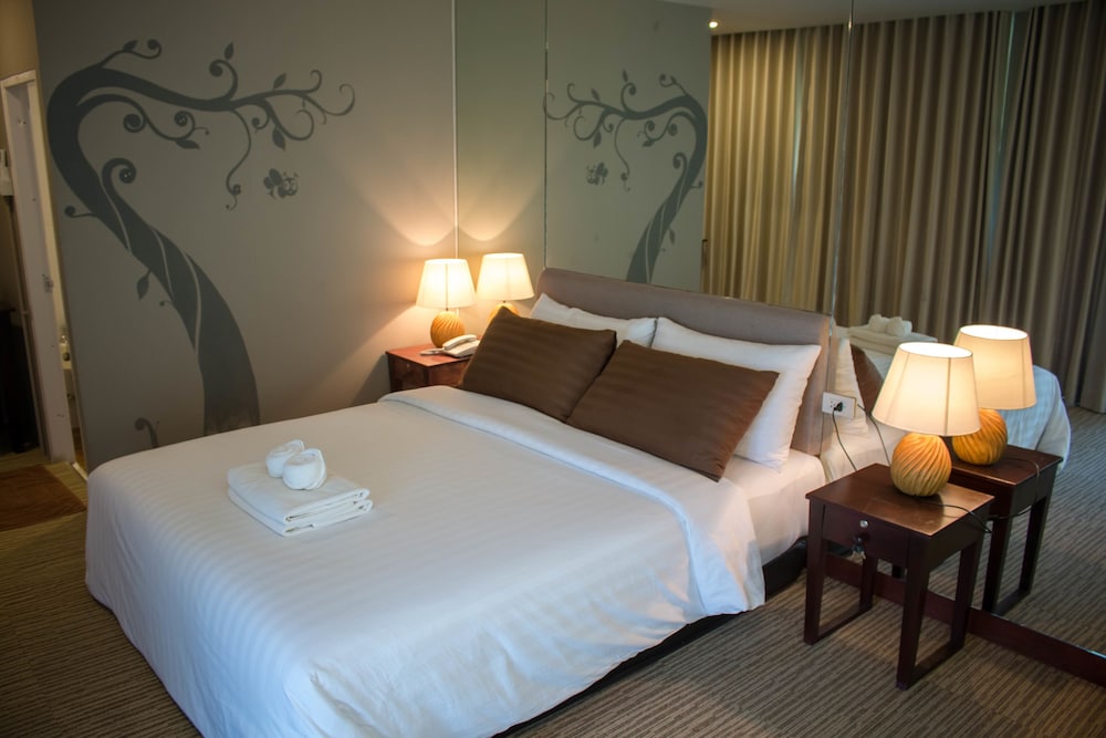 chiangkhan river green hill