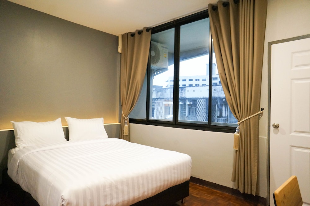 lux rooms night bazaar