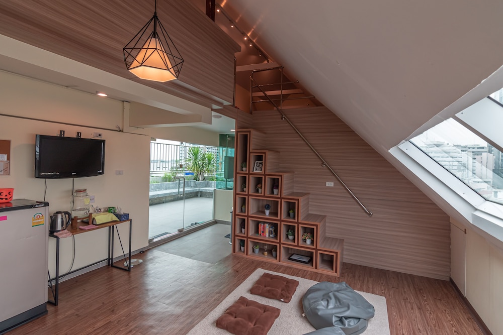 the victory view hostel adults only