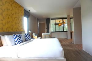 the lake chalong hotel